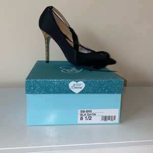 **BRAND NEW NWT BETSEY JOHNSON BLK SATIN PUMPS SZ 85**